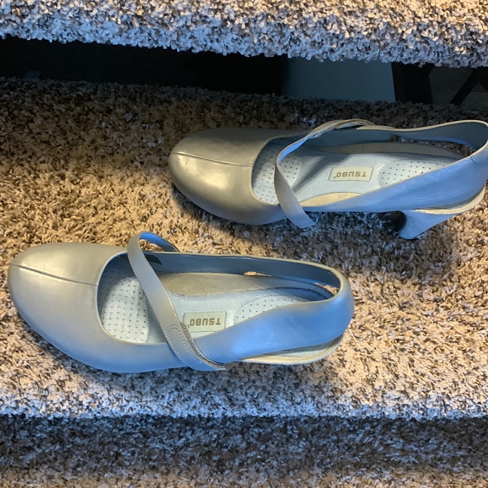 Women’s 4 inch Tsubo soft gray shoes.